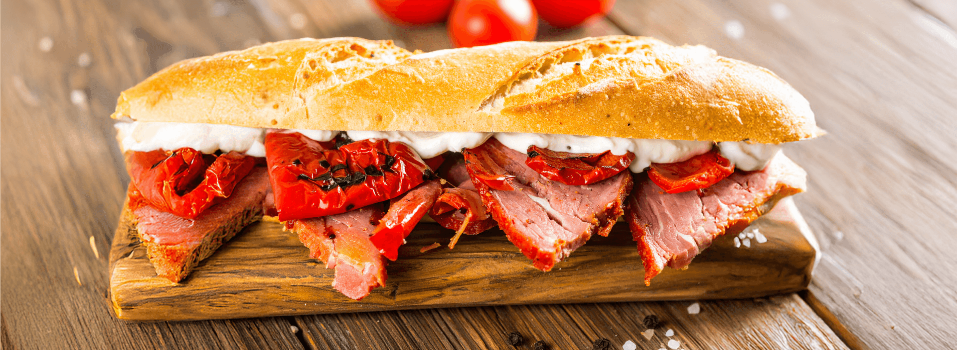 Bocadillo de lomo con pimientos, comida, mejor precio.